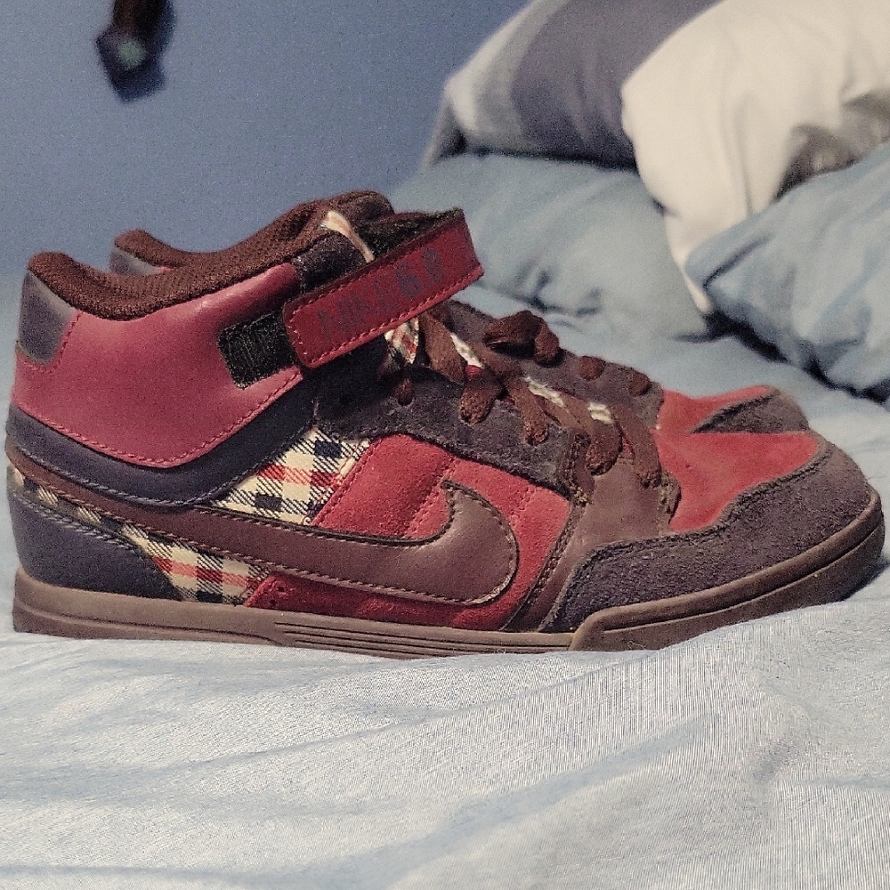 Nike Kids High-Top Sneakers - Red and Brown